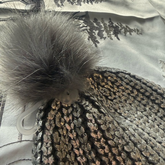 NWT Womens’ LOFT silver metallic Knit Pom-Pom Hat - Picture 4 of 4